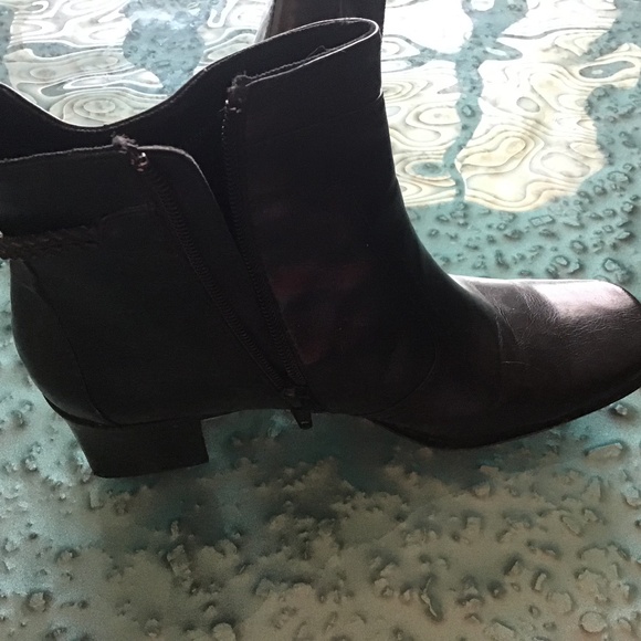 Black ankle boots with side zipper and cubed heel - Picture 3 of 4